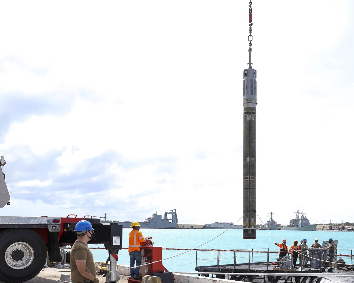 Defense_Imagery's tweet photo. Feb. 1, 2022: Sailors assigned to the submarine tender USS Emory S. Land (AS-39) weapons handling division conduct an offload of a Tomahawk missile from USS Asheville (SSN-758) in Polaris Point, Guam. (USN photo, MCS 2nd Class Zachary Grooman) #tomahawk #ssn #submarine #navy #usn https://t.co/3Xcx8yOwer