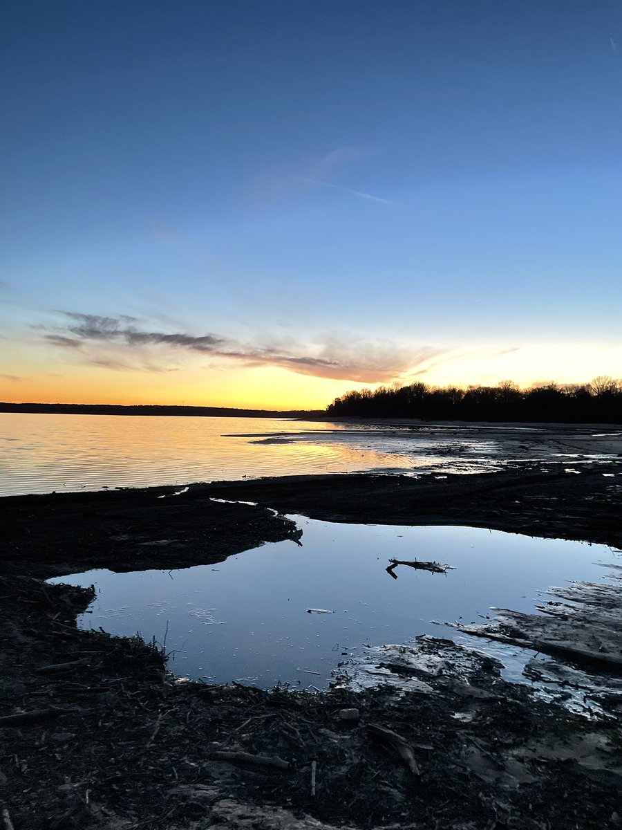 Have_Geek's tweet photo. Pics taken w/ my iPhone at #Hernandopoint at #ArkabutlaLake tonight. Shot a lot w/ the SLR, too. Nicki &amp; I had a lot of fun, but hate seeing all the trash that’s along the shoreline &amp; in the lake. Was glad to see some color &amp; clouds in the sky.📷🌅 #mississippi #sunsetphotography https://t.co/ELw2AdjWGq