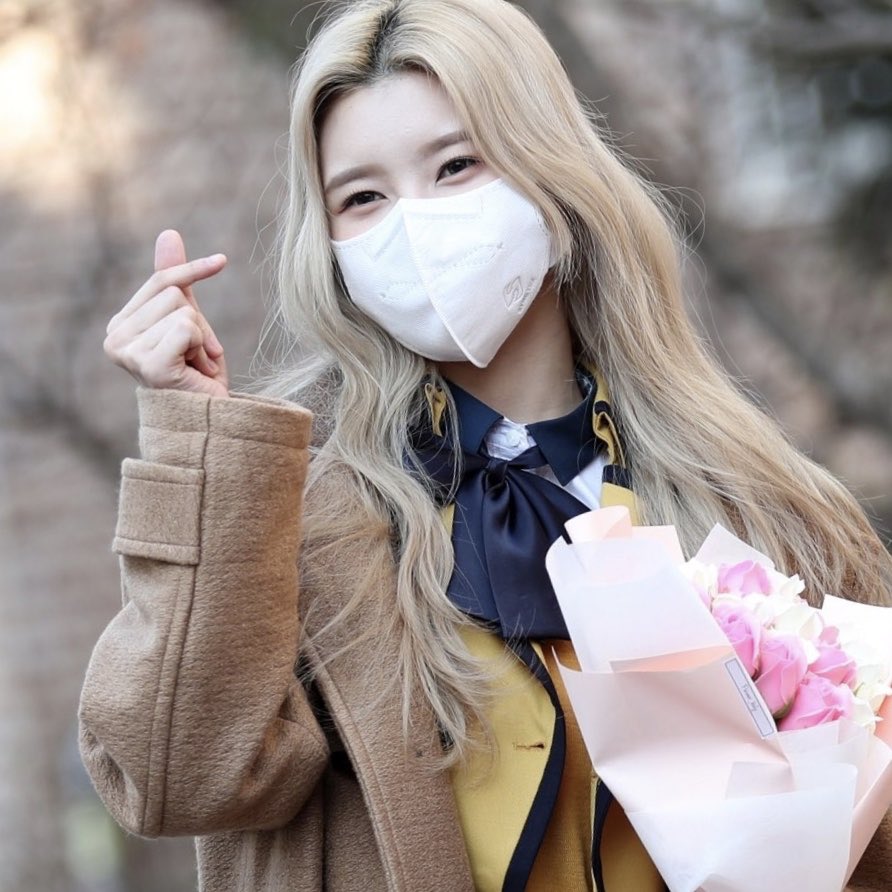 jinjjajinjoo's tweet photo. happy graduation day my girls dayeon and rei <33 

#HappyGraduationRei 
#HappyGraduationDAYeon https://t.co/lltVrqh8ao