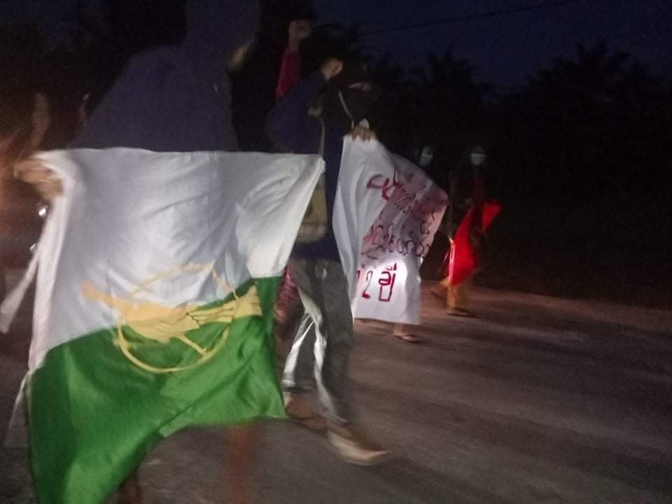 TTFR__Myanmar's tweet photo. Anti-coup revolutionary guerrilla dawn strike in Tanintharyi's Dawei District, Launglon Tsp today. 🪧  #2022Feb10Coup #OOTT #Total_StopSponsoringSAC #WhatsHappeningInMyanmar https://t.co/5f4yb9y08o