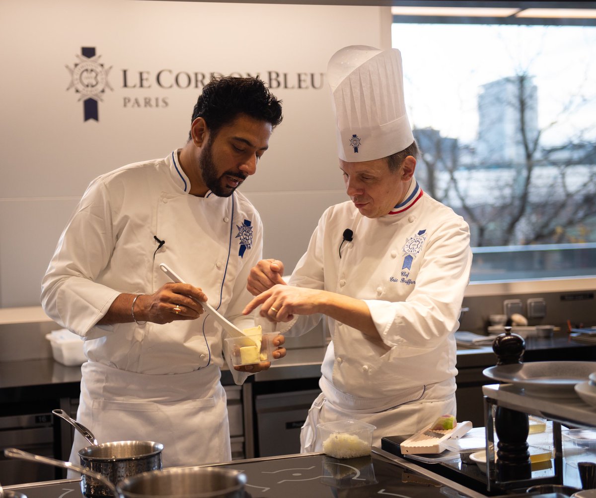 ranveerbrar's tweet photo. The world of food and cooking is so vast, there's always something new to learn, nuances to pick up, inspirations to be added to the repertoire...
Grateful for my journey so far and all that have been a part of it ππ
.
.
.
#ranveerbrar #inspiration #learningrecipes #worldoffood https://t.co/piCWkaETve