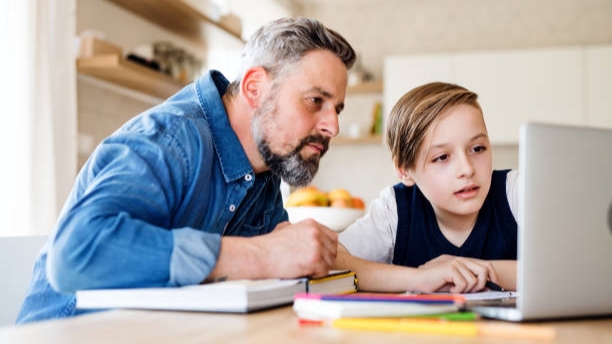 родители и школьники. учитель и ученик. родители и дети школьники. родители и дети уроки. родители учащихся.