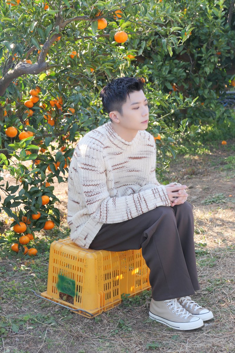 follow_2PM's tweet photo. [핫티턴]
우영 <2022 SEASON’S GREETINGS>
BEHIND PHOTO ③ 공개! 🍊

🔎 https://t.co/cZMnNYrULz

#2PM #투피엠
#WOOYOUNG #우영 #장우영
#2PM시즌그리팅
#2PMSeasonsGreetings https://t.co/quro4OCGYZ