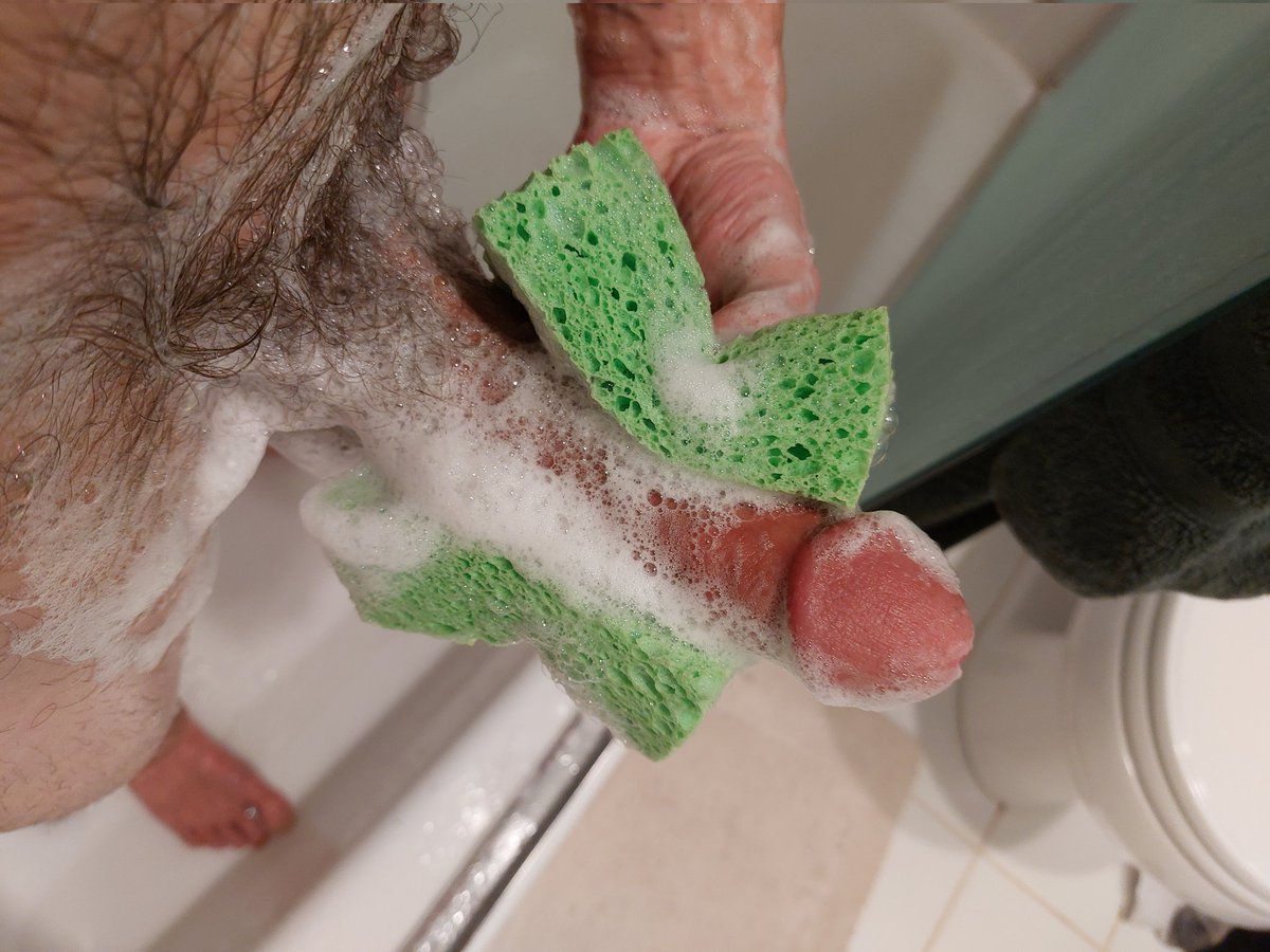 Sponge_Bate's tweet photo. Giving my cock a good scrubbing 😈🍆🧽💦 #gay #bigcock #spongefetish #gayspongefetish #showercock #soapycock #cockscrubbing #spongebate https://t.co/Xvccjm3KOt