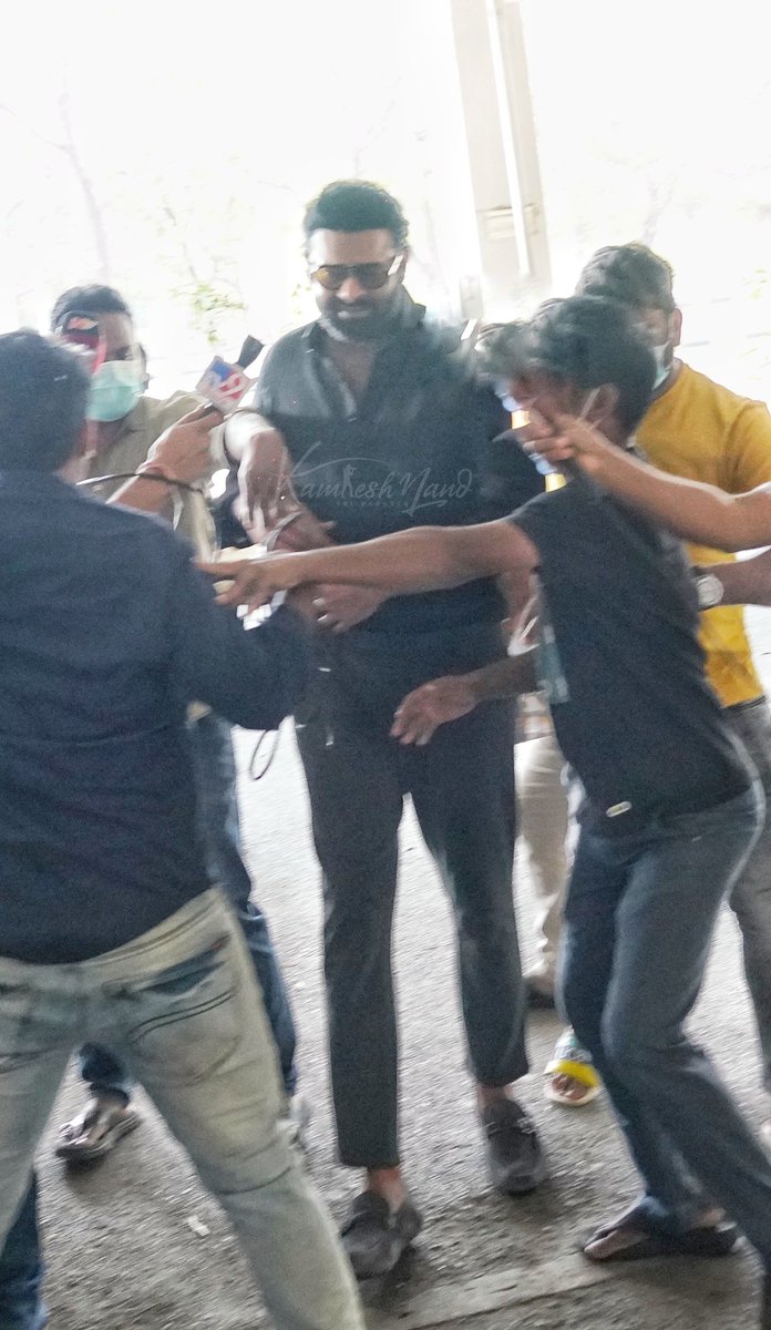 CinemaaKaburulu's tweet photo. Young #RebelStar And PAN Indian Director @ssrajamouli Papped At Begumpet Airport ✈️
Meet #CMJaganMohanReddy #APTickets https://t.co/PeicrNvJiK