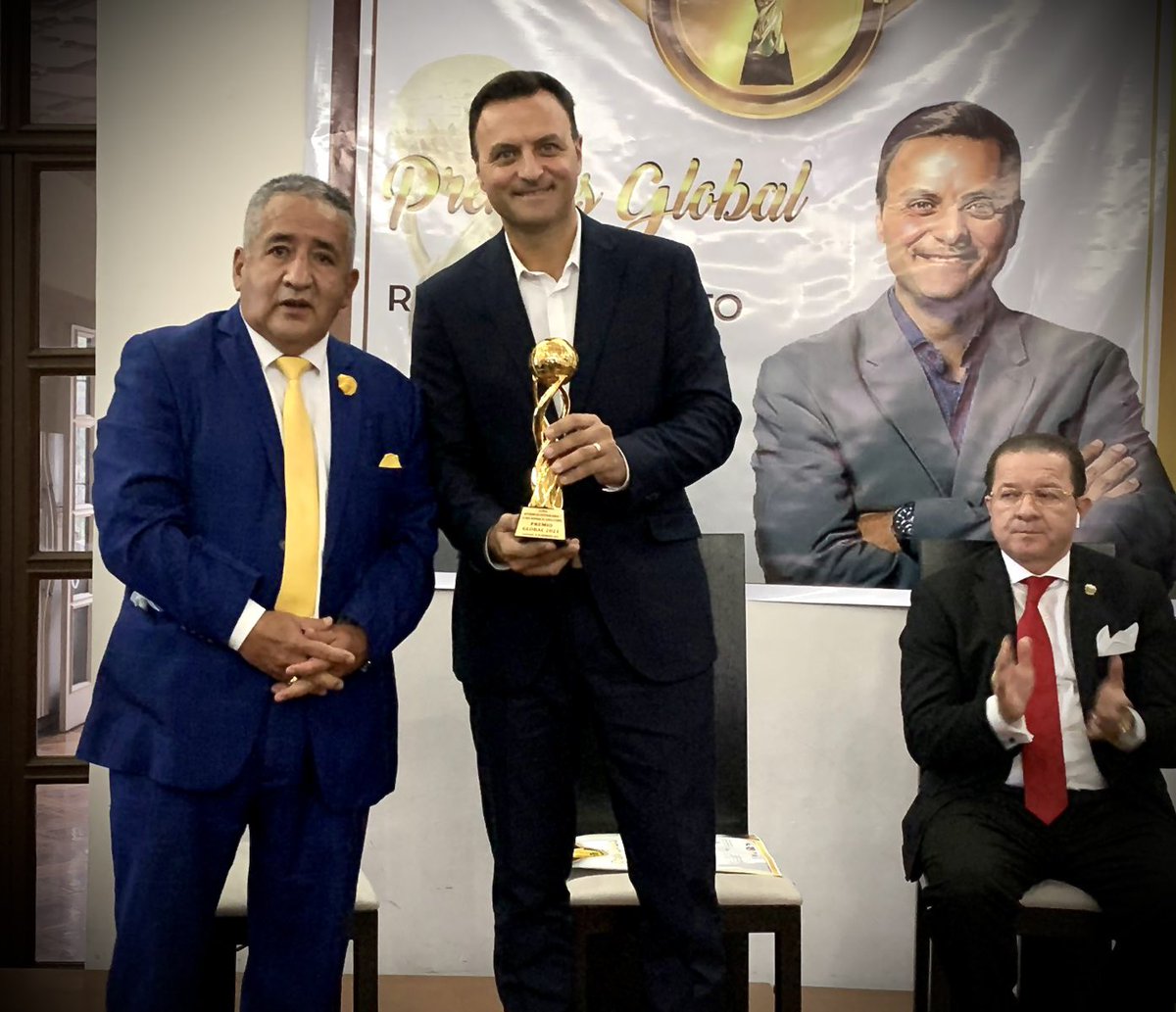 divoskus's tweet photo. “Líder internacional del año en formación política” siempre es lindo recibir caricias que motivan, gracias 🙏🏻 totales. Feliz. 

#PremiosGlobal #Quito https://t.co/KwcFlYtDE1
