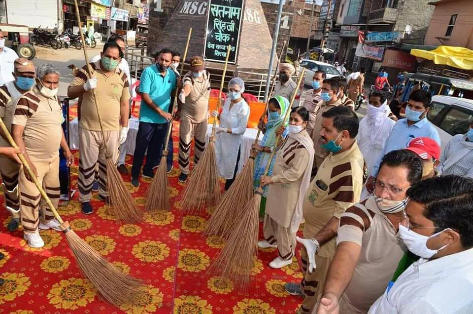 Everyone should keep their surroundings clean to be avoid from diseases. Following the path of Saint Gurmeet Ram Rahim Ji today more than 6 crore Dera Sacha Sauda followers have participated in  cleanliness campaigns in different cities around the world. #138WaysOfHumanity