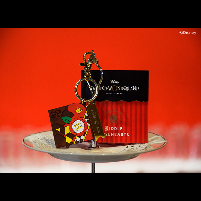 twst_jp's tweet photo. 【Valentine's Day GIFT】
『ディズニー ツイステッドワンダーランド』の
バレンタインデー限定商品をご用意いたしました。
「ラバーチャーム（全28種）」とキャラクター毎にデザインが異なるカードのセットです。
詳細は、下記URLよりご確認ください。
■URL：https://t.co/KSkjtqv7RU

#ツイステ