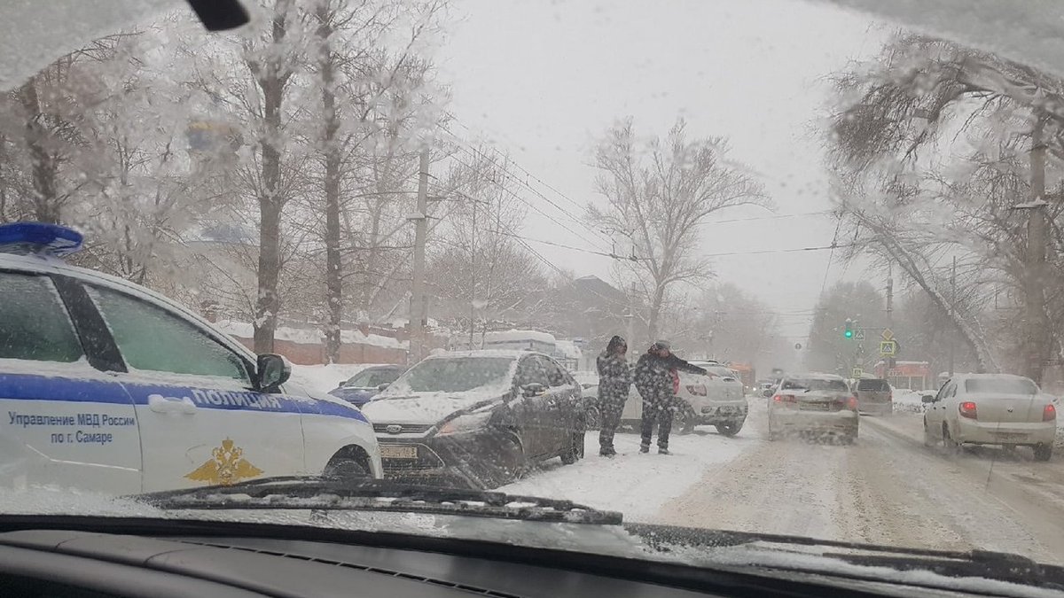 Массовое ДТП 🚗💥🚙 10.02.2022 г. Самара, пр-т Кирова, д. 231

Будьте предельно внимательны и аккуратны за рулём! На дорогах снежные заносы и гололёд!