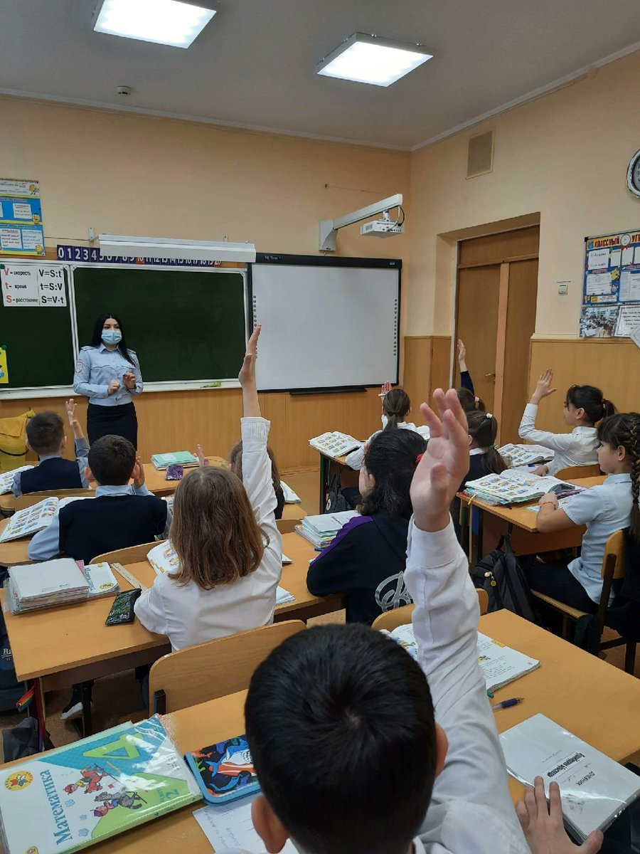 Старший инспектор отделения пропаганды БДД капитан Бикмурзина Ю.А. ещё раз напомнила ребятам о том, какие опасности таит проезжая часть.
<a href="/depsamobr63/">Департамент образования Администрации г.о. Самара</a>