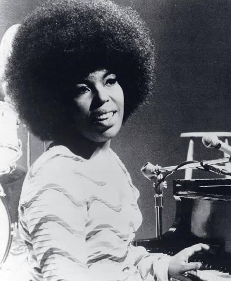 Happy birthday to American singer, Roberta Flack. 
(February 10, 1937). 