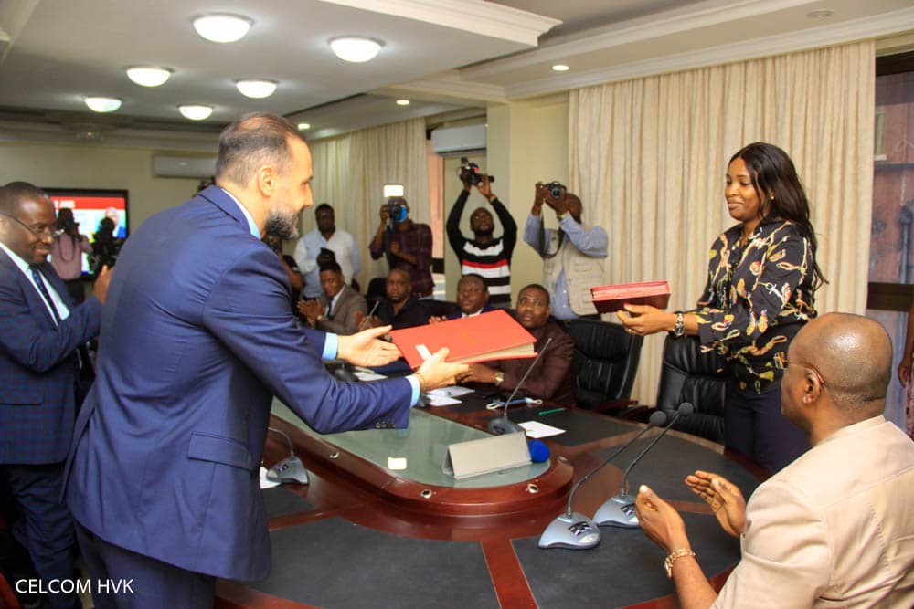 AffsoEt's tweet photo. Très heureuse d'avoir signé ce jour, un contrat de collecte et valorisation des bouteilles PET avec la Société OK Plast. Une 1 pour Kinshasa et une matérialisation effective de la vision Kinshasa bopeto @NgobilaM .Nos bouteilles seront désormais Ramassées, Recyclées ,Réutilisées https://t.co/IboTLzKaem