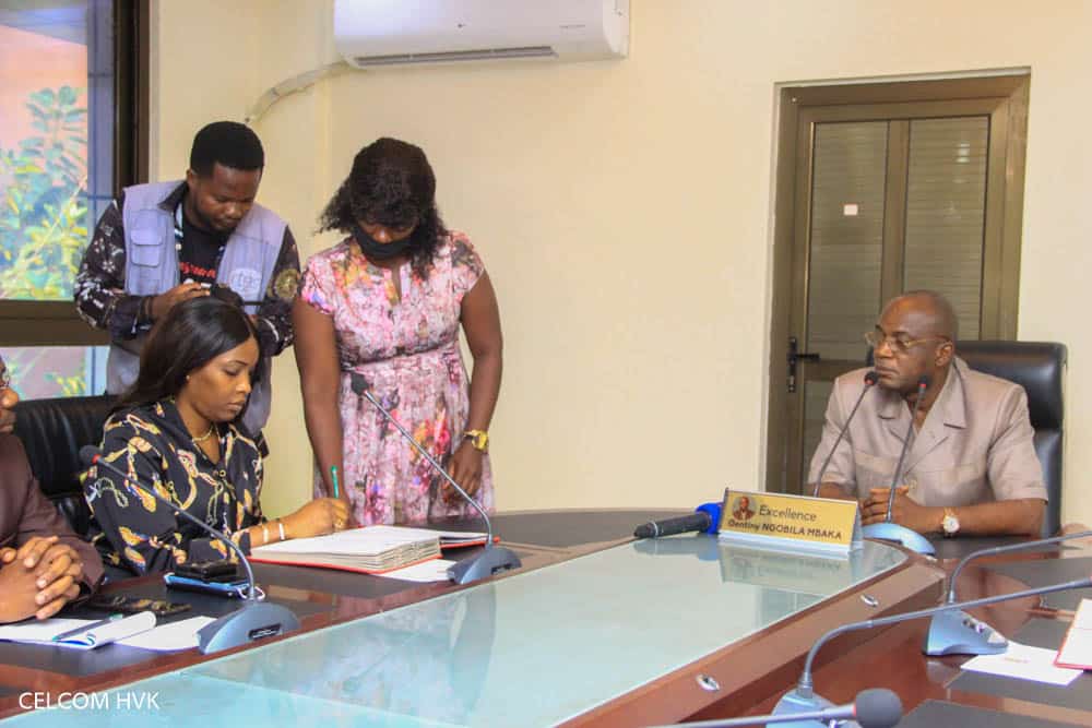 AffsoEt's tweet photo. Très heureuse d'avoir signé ce jour, un contrat de collecte et valorisation des bouteilles PET avec la Société OK Plast. Une 1 pour Kinshasa et une matérialisation effective de la vision Kinshasa bopeto @NgobilaM .Nos bouteilles seront désormais Ramassées, Recyclées ,Réutilisées https://t.co/IboTLzKaem