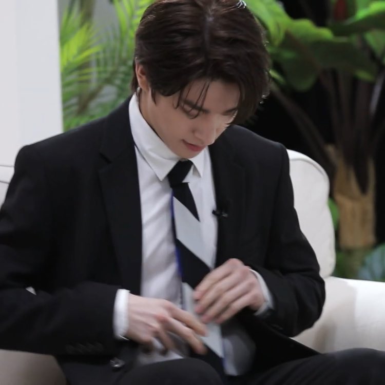 1115things's tweet image. he keeps flipping his suit backwards i cannot do this #ENHYPEN_JAKE