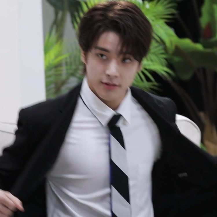 1115things's tweet image. he keeps flipping his suit backwards i cannot do this #ENHYPEN_JAKE