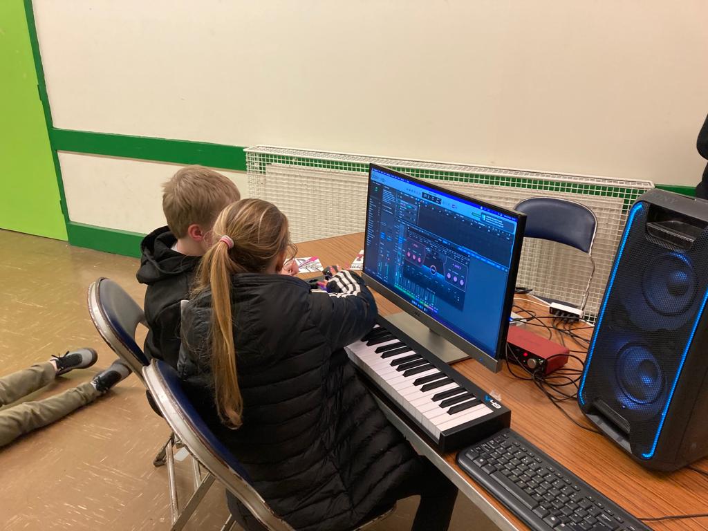 We had an amazing time running some music production workshops last night with Clase Youth Club @EvolveSwansea !🎶🎶

We're so excited to see young people being creative and learning how to make music! #YouthWorkWales #YoungCreatives