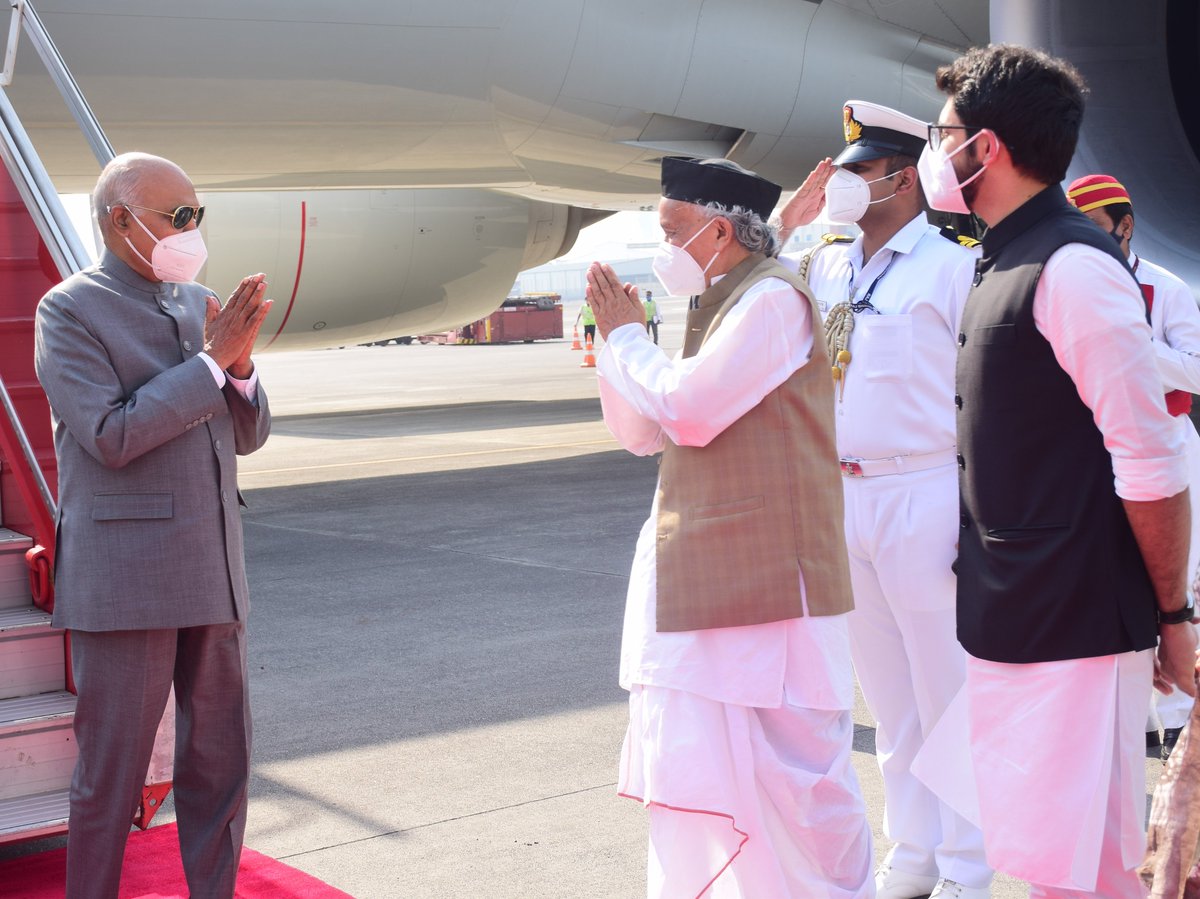 maha_governor's tweet photo. राष्ट्रपती रामनाथ कोविंद व श्रीमती सविता कोविंद यांचे आज ४  दिवसांच्या महाराष्ट्र भेटीसाठी मुंबई येथे आगमन झाले. यावेळी राज्यपाल भगतसिंह कोश्यारी यांनी छत्रपती शिवाजी महाराज आंतरराष्ट्रीय विमानतळावर राष्ट्रपतींचे स्वागत केले. https://t.co/gJ2ZzZt5bw