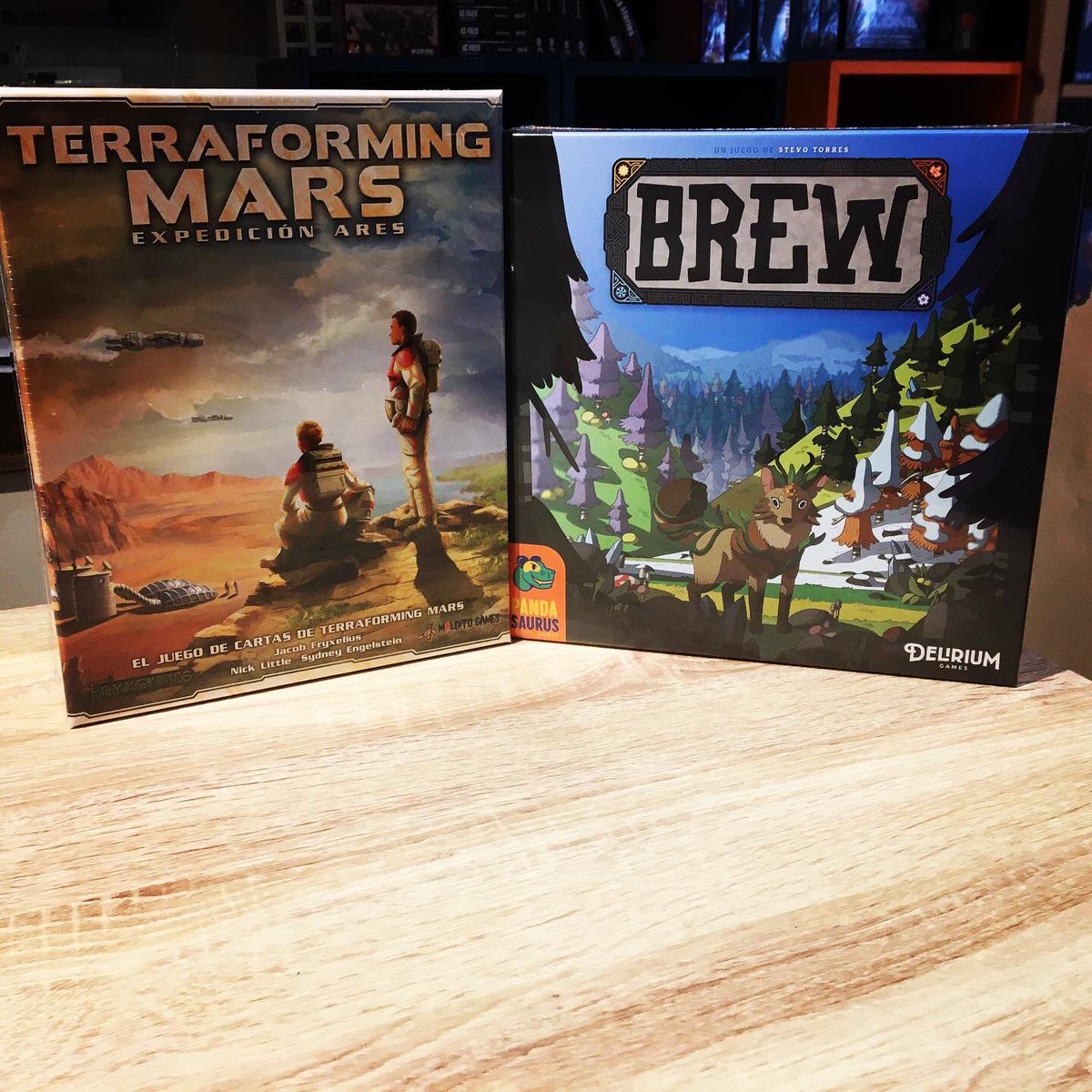 BCNLaMaquinaria's tweet photo. Novetats molt interessants:
#adele joc col•laboratiu de deducció i engany; #brew joc de fer-se la punyeta; #aresexpedition és la versió joc de cartes de #terraformingmars . Molt diferents i a la vegada aconsegueixen el que es proposen!
#boardgames #juegosdemesa #jocsdetaula https://t.co/6IADgTSJGG