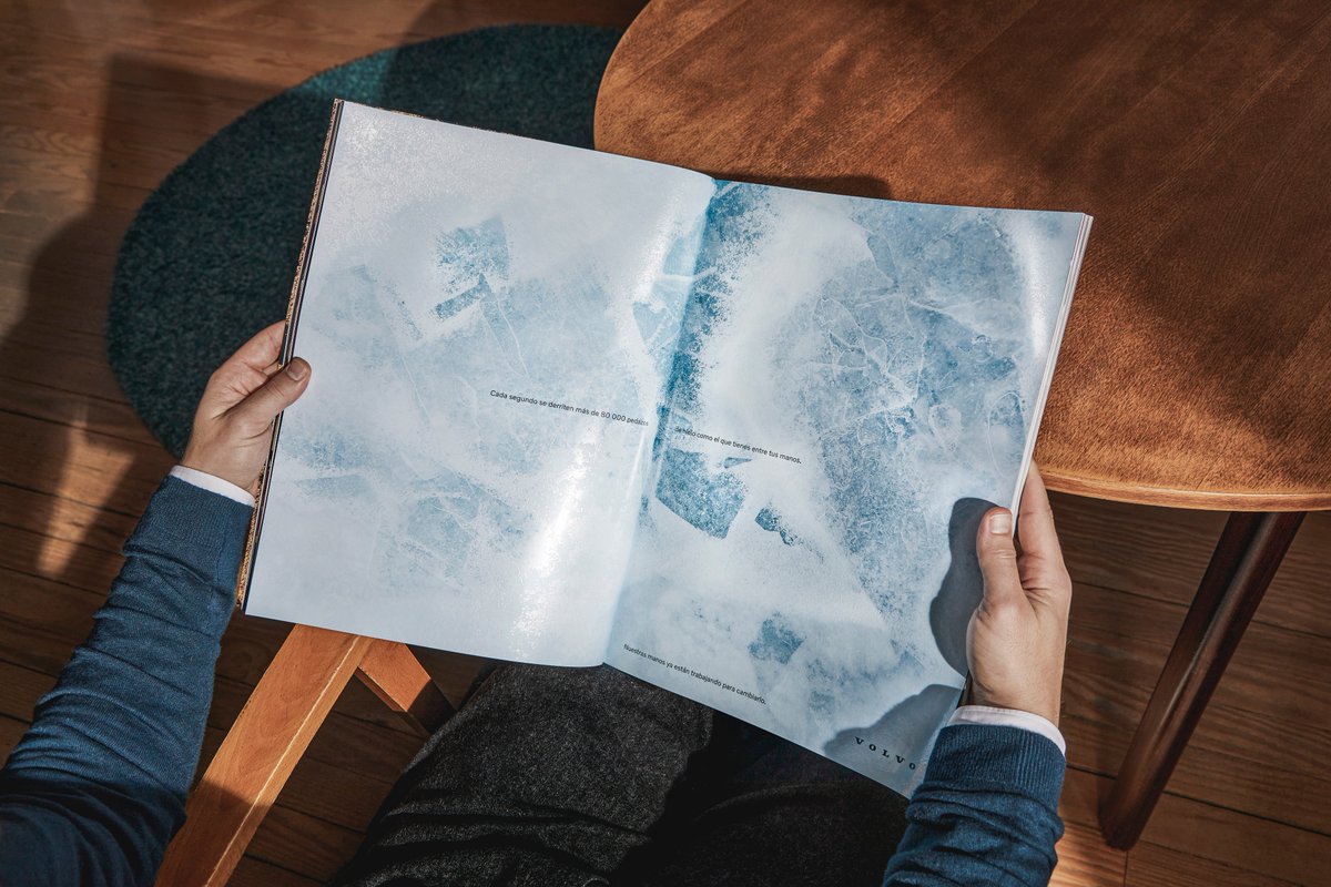 ReasonWhy's tweet photo. Volvo y Sra. Rushmore crean “La gráfica de hielo”, una creatividad que permite sentir el cambio climático. 
La idea reside en convertir la revista en un bloque de hielo, utilizado barnices especiales que imitan su textura y brillo || Más info 👉🏽 https://t.co/UaJTyugtSE https://t.co/NDNYpwEX7g