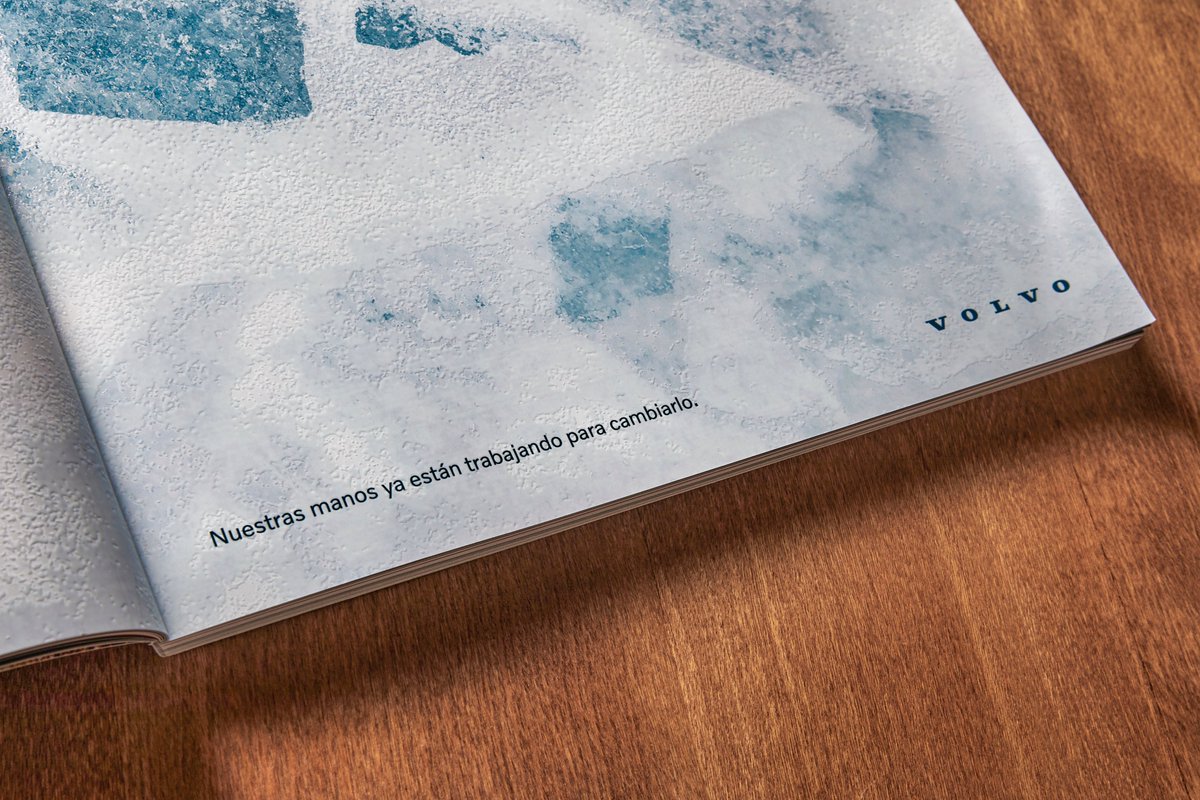 ReasonWhy's tweet photo. Volvo y Sra. Rushmore crean “La gráfica de hielo”, una creatividad que permite sentir el cambio climático. 
La idea reside en convertir la revista en un bloque de hielo, utilizado barnices especiales que imitan su textura y brillo || Más info 👉🏽 https://t.co/UaJTyugtSE https://t.co/NDNYpwEX7g