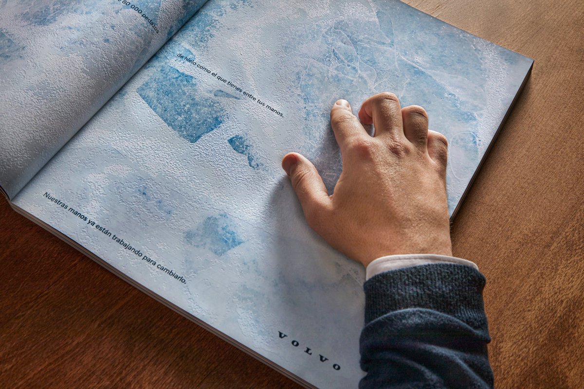 ReasonWhy's tweet photo. Volvo y Sra. Rushmore crean “La gráfica de hielo”, una creatividad que permite sentir el cambio climático. 
La idea reside en convertir la revista en un bloque de hielo, utilizado barnices especiales que imitan su textura y brillo || Más info 👉🏽 https://t.co/UaJTyugtSE https://t.co/NDNYpwEX7g