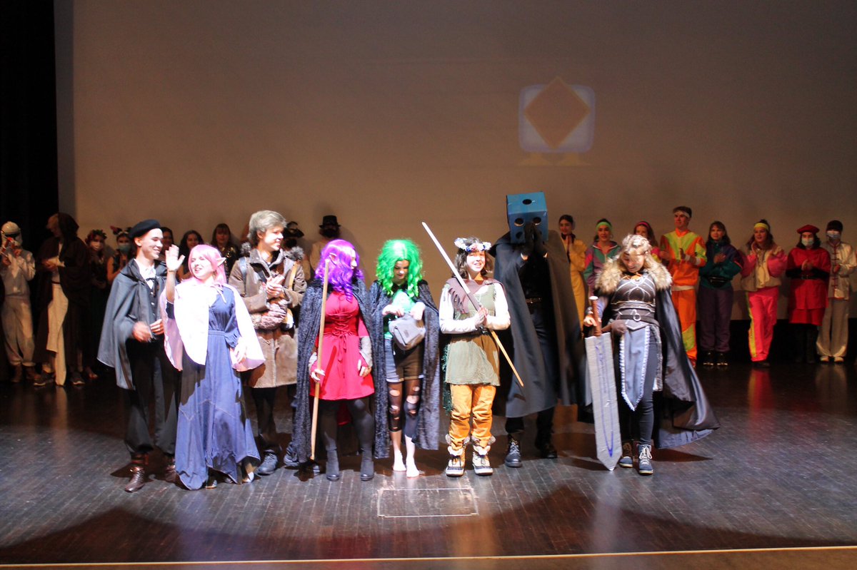 Kuorma-autot ei lähde, mutta #abit lähtee. Ja abeilta lähti lentoon myös ABISHOW❣️ #penkkarit