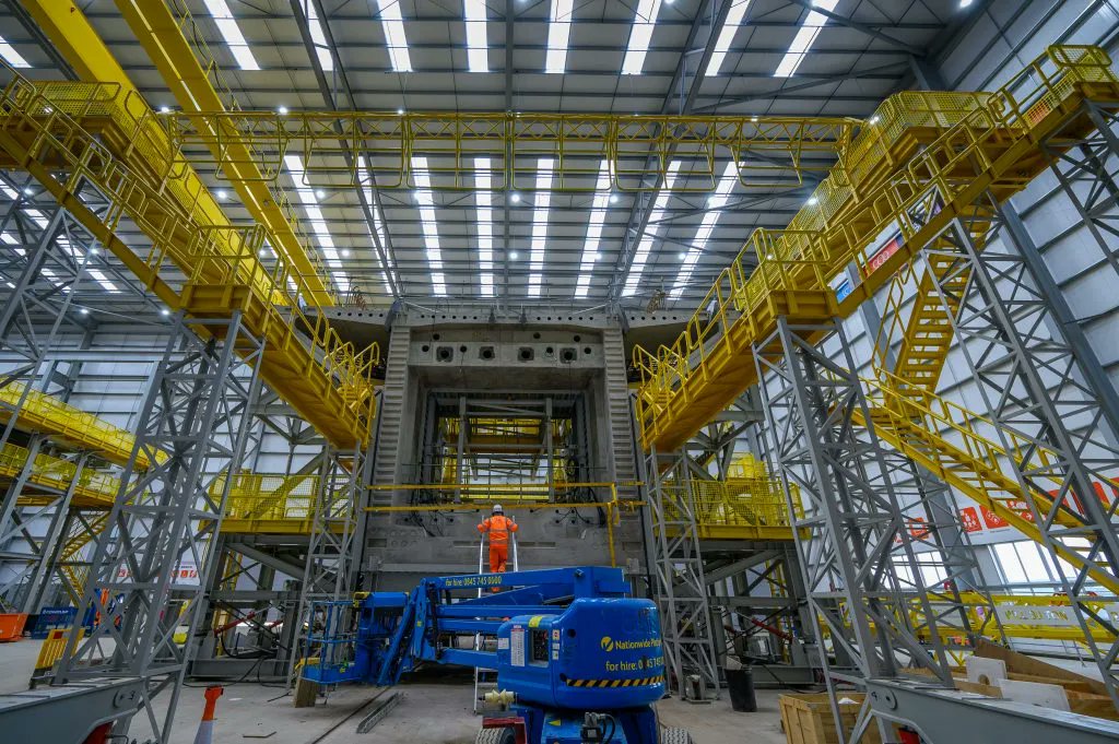 ncedigital's tweet photo. Rail | Work on the UK’s longest railway bridge has ramped up this week, with @HS2ltd contractors beginning production of 1,000 enormous concrete segments that will form the deck of the #ColneValleyViaduct

Story: https://t.co/GiTQmchea9

#Construction #Rail #Viaduct https://t.co/Kqw981Ghge