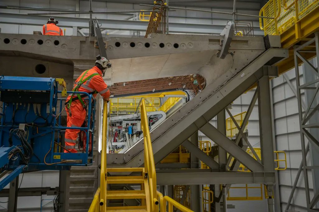 ncedigital's tweet photo. Rail | Work on the UK’s longest railway bridge has ramped up this week, with @HS2ltd contractors beginning production of 1,000 enormous concrete segments that will form the deck of the #ColneValleyViaduct

Story: https://t.co/GiTQmchea9

#Construction #Rail #Viaduct https://t.co/Kqw981Ghge
