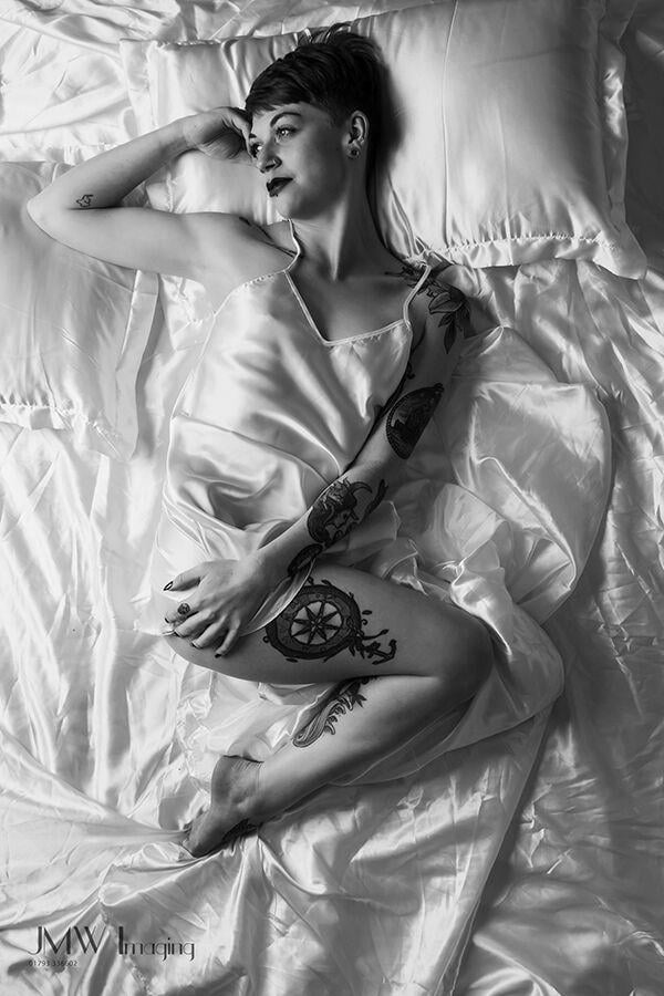 ErleaModelling's tweet image. only fans get me on lazy days, in silks and nighties