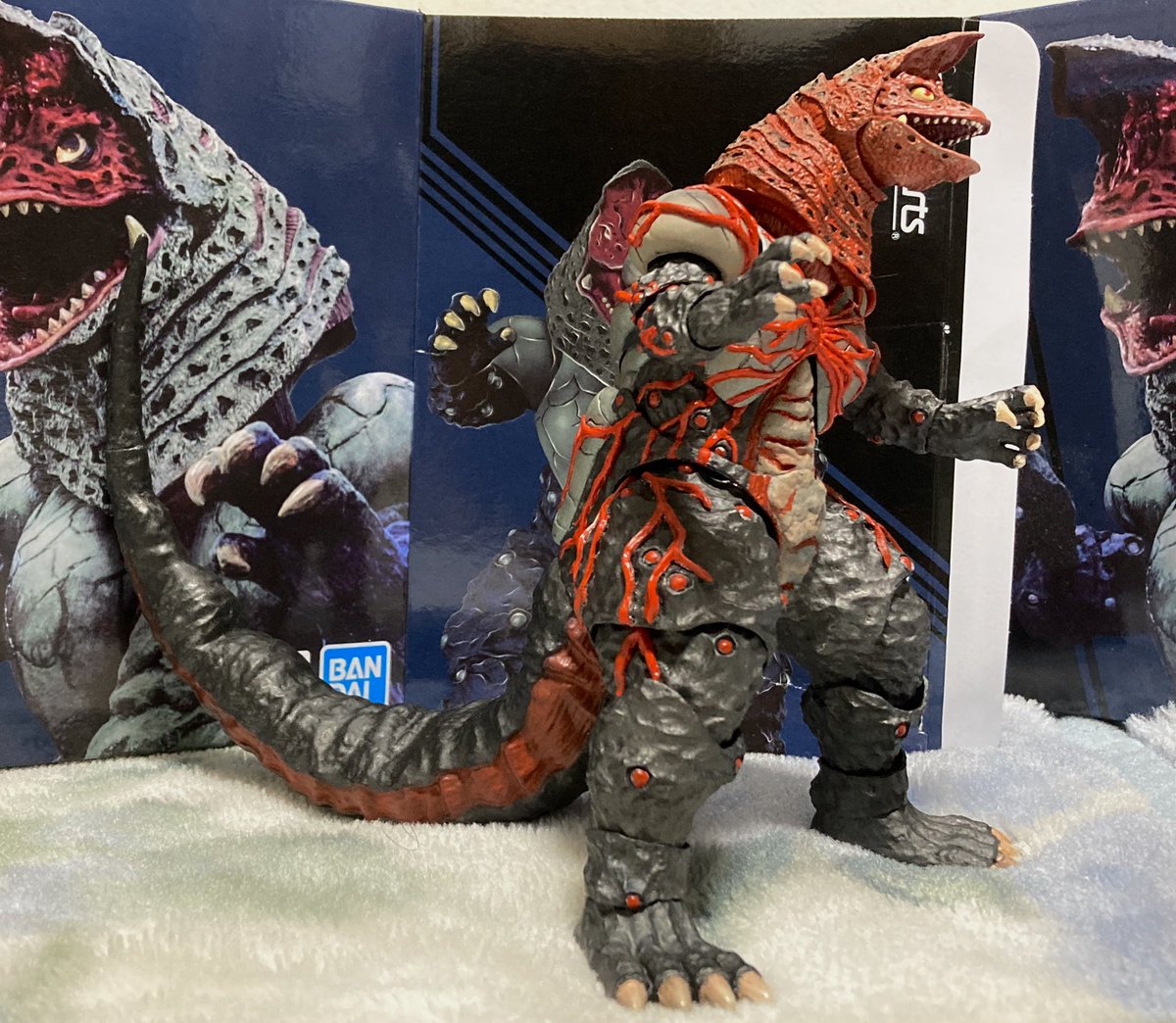 ultraman003's tweet photo. 「S.H.Figuarts ゴルザ(強化)」完成！
軟質の尻尾には先述のプライマーを下地に使い、強めに曲げても剥げないよう実装
通常ゴルザと比較すると若干暗めの色合いにしました(3枚目)
予約したパワータイプと絡ませるのが楽しみだなぁ
#ウルトラアーツ 
#ウルトラマンティガ
#ウルトラフィギュア改造同好会 https://t.co/eSGmfu5K3T