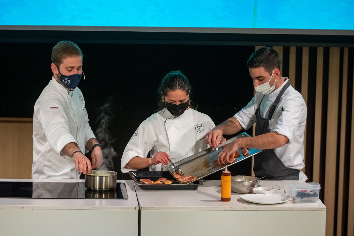 rest_augaesal's tweet photo. El martes Axel y Claudia tuvieron la oportunidad de volver al @bculinary, ahora como ex alumnos, para mostrar el trabajo que está realizando el equipo en el restaurante. ¡Os dejamos unas imágenes de su ponencia! 🍴💧

#AugaeSal https://t.co/tSME88PFMn
