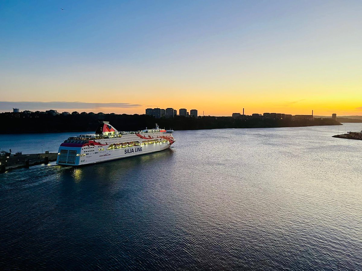 MarikaNojd's tweet photo. Tämä upea kuva on vaan pakko jakaa! Baltic Princess lähtee Tukholmasta kohti Turkua aamuauringon noustessa. Kuvan otti meidän rahtijohtaja @hfagerstrom. Kiitos upeasta kuvasta! 
#balticprincess 
#tukholma 
#stockholm
#visitstockholm 
@visitstockholm @StockholmsHamn https://t.co/TKwwDc3J1k