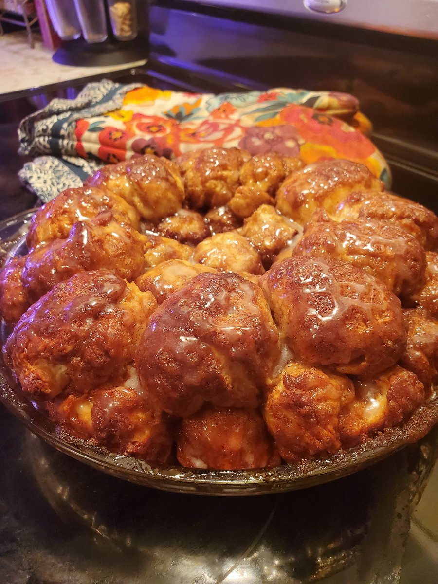 Nimz2016's tweet photo. I might not fit through my door by the time summer rolls around 🤣🤣🤣 #monkeybread #homemade #madefromscratch #imadethat #soogood #drool #imightneedhelp #bakingaddiction https://t.co/FBwbkfJiFe