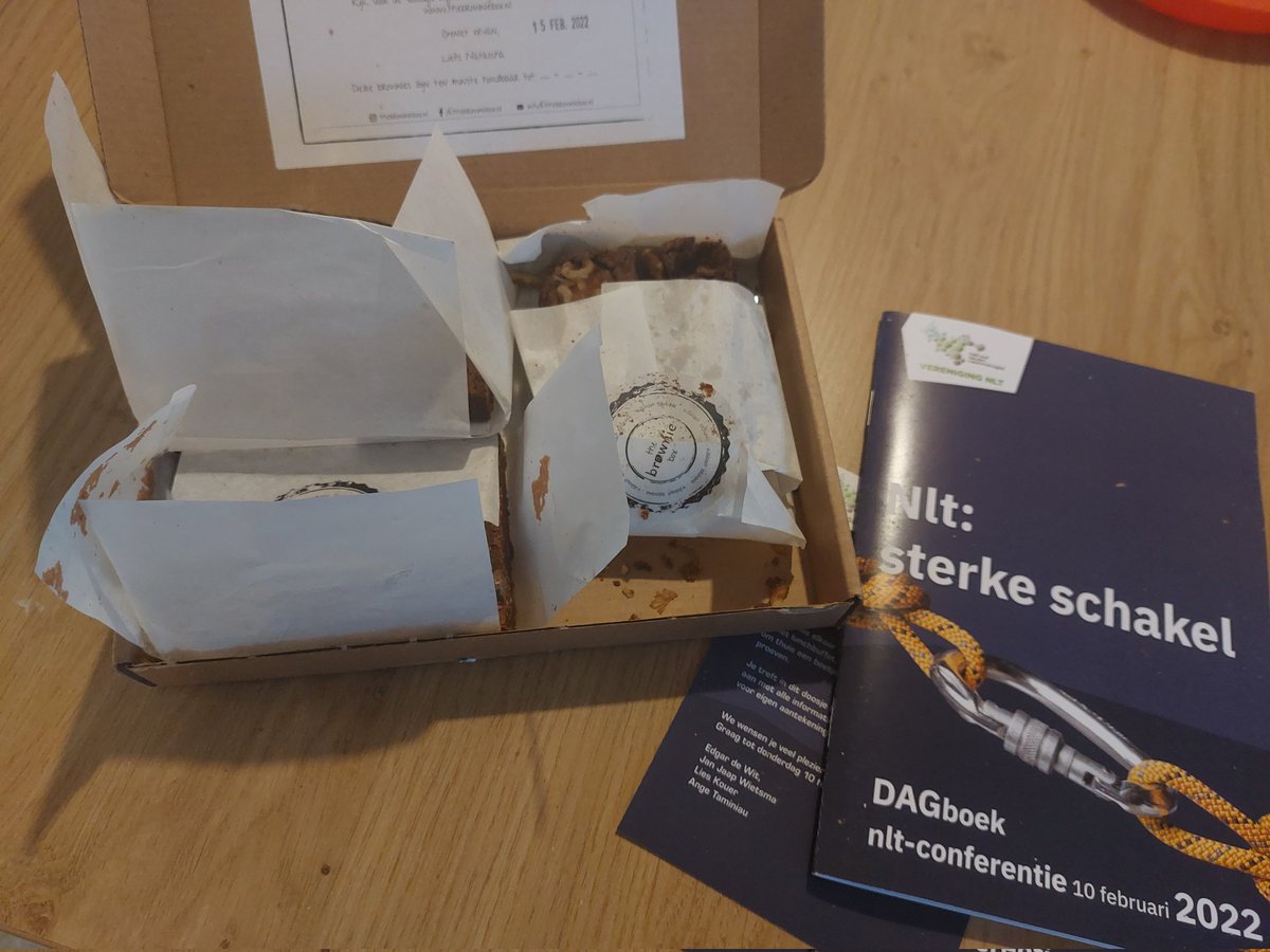 Vandaag online #NLT conferentie. Superleuke browniebox in de brievenbus. Maar zouden ze weten dat ik me alleen heb ingeschreven;-) #9brownies