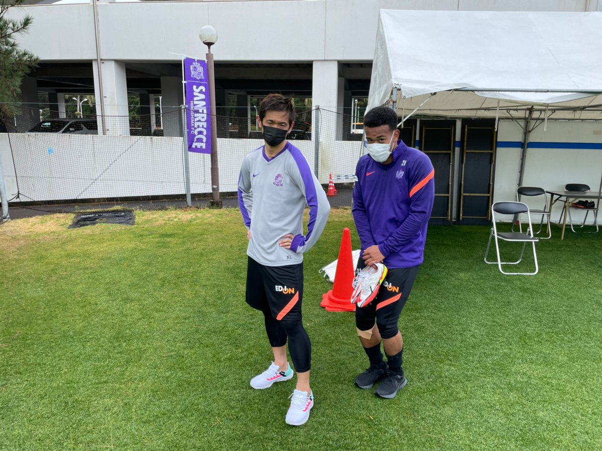 sanfrecce_SFC's tweet photo. 🟣⚪️
#森﨑浩司カメラマン 写真③

何か...あったのでしょうか...!?😂

#塩谷司 選手
#住吉ジェラニレショーン 選手 

photo by @KojiMorisaki77  

#宮崎☀#サンフレッチェ #ぶちあつ! #Jリーグ #jleague @sio125 @football__jela https://t.co/z0xSPTGMSn