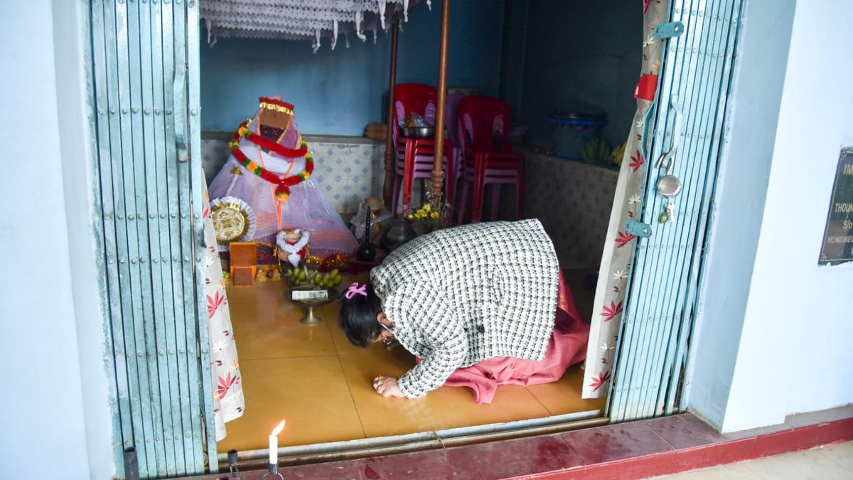 AShardaDevi's tweet photo. Praying at Ima Kondong Lairembi Haraobung for a safe journey as I visit Moreh to attend flag hoisting ceremony of @BJP4Manipur  Tengnoupal candidate Shri @Letpao_Haokip.

#BJP4Manipur #BJP4India https://t.co/TqoBLKC9CX