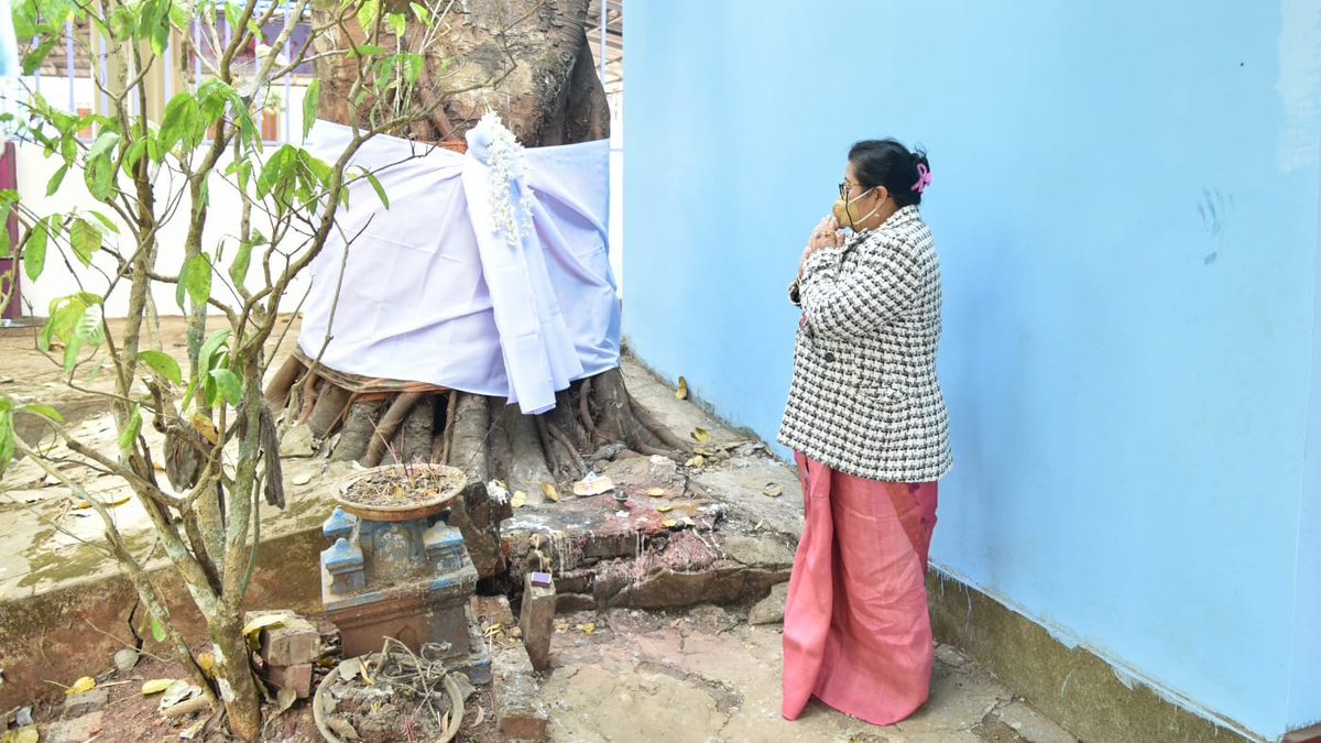 AShardaDevi's tweet photo. Praying at Ima Kondong Lairembi Haraobung for a safe journey as I visit Moreh to attend flag hoisting ceremony of @BJP4Manipur  Tengnoupal candidate Shri @Letpao_Haokip.

#BJP4Manipur #BJP4India https://t.co/TqoBLKC9CX