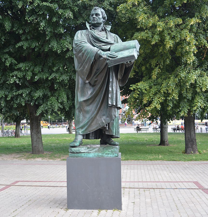 IckeBernd's tweet photo. #Berlin sollte sich schämen !
Mit dem Reformationsjubiläum 2017 wurde
der 500. Jahrestag des Beginns der Reformation begangen.
Und das Denkmal #Luthers wurde umgesetzt
auf einen grauen Betonklotz ! Wo ist der Granitsockel geblieben hier noch 2014 ?
Und so sollte es werden ! https://t.co/Ew2evdMvFF