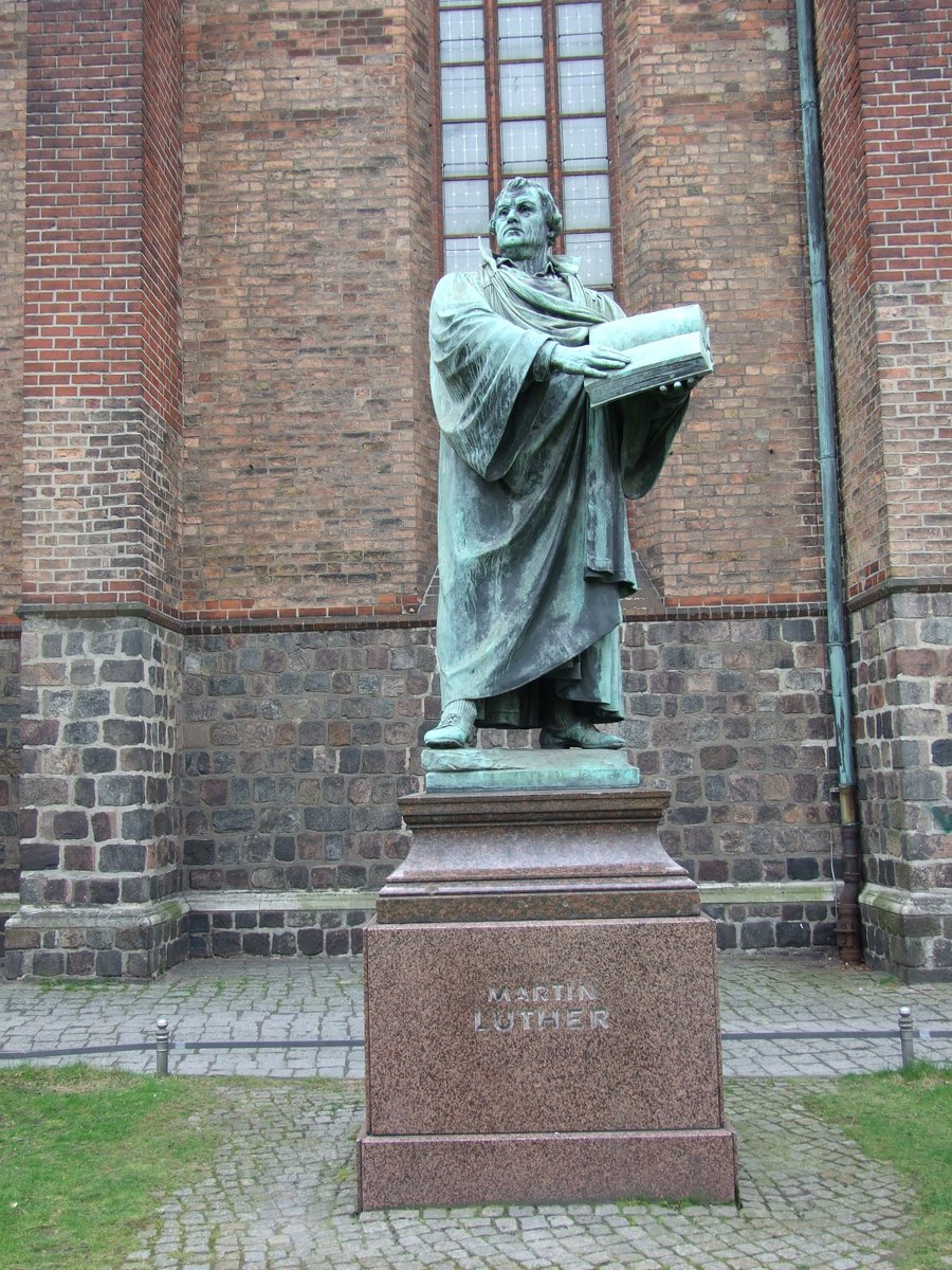 IckeBernd's tweet photo. #Berlin sollte sich schämen !
Mit dem Reformationsjubiläum 2017 wurde
der 500. Jahrestag des Beginns der Reformation begangen.
Und das Denkmal #Luthers wurde umgesetzt
auf einen grauen Betonklotz ! Wo ist der Granitsockel geblieben hier noch 2014 ?
Und so sollte es werden ! https://t.co/Ew2evdMvFF