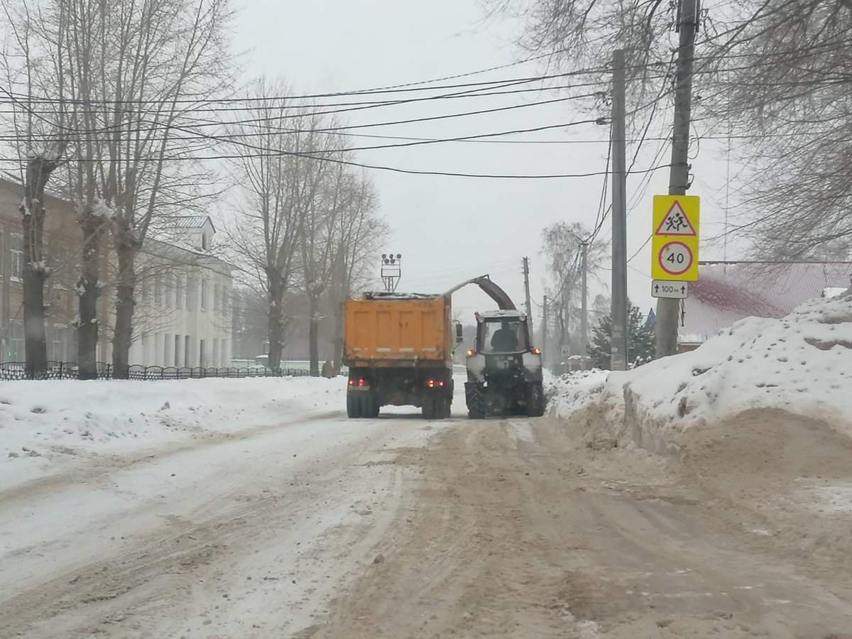 ❄ Щедрый на снег февраль продолжает преподносить новые сюрпризы, метель вновь вьюжит на территории округа. Интенсивность снежных осадков меньше, чем в предыдущие снегопады, однако техника в полной боевой готовности уже с 3 часов ночи заступила на расчистку улично-дорожной сети.