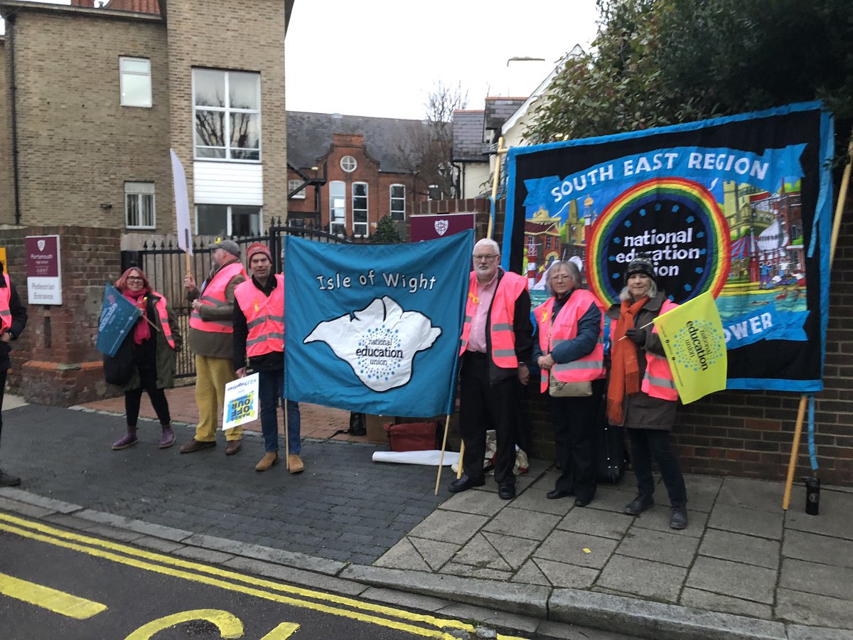 NEUCharlotteL's tweet photo. Great support for #GDST members in #Portsmouth striking today to defend their pensions #23Together #StopFireRehire #HandsOffOurTPS https://t.co/YosDJ3JmIe