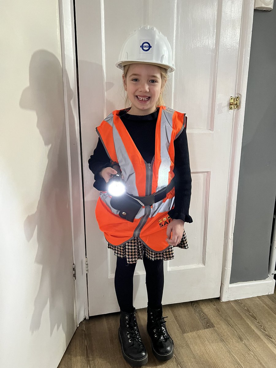 FrancescaKerr18's tweet photo. Train driver Robyn is reporting for duty on transport day 🚂🚂🚂 @GoresbrookSc https://t.co/XfkQL56xFV