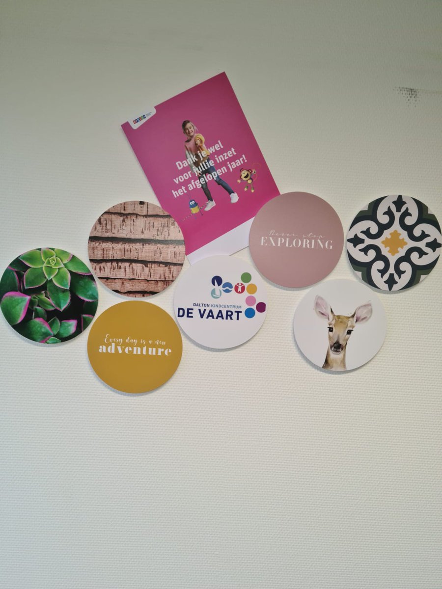 cbsdevaart's tweet image. Wat een verrassing! Na een goede studiedag met elkaar als team stond er opeens een doos vol boeken op de stoep. Deze keer niet voor de leerlingen, maar voor het hardwerkende team van De Vaart. Na het werken kunnen we nu fijn ontspannen met een boek. Bedankt#UitgeverijZwijsen