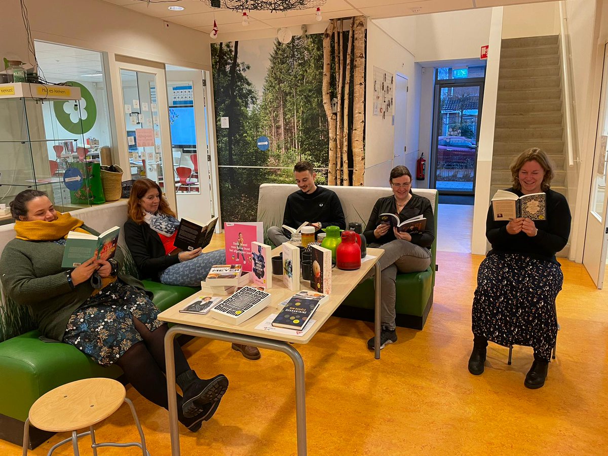 cbsdevaart's tweet image. Wat een verrassing! Na een goede studiedag met elkaar als team stond er opeens een doos vol boeken op de stoep. Deze keer niet voor de leerlingen, maar voor het hardwerkende team van De Vaart. Na het werken kunnen we nu fijn ontspannen met een boek. Bedankt#UitgeverijZwijsen