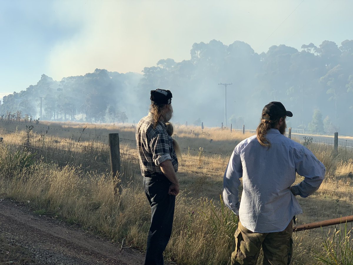 MonteBovill's tweet photo. Residents watch on as a bushfire continues to burn uncontrolled in Tasmania’s north #tasfires @abcnews https://t.co/qrHmXmPLzJ