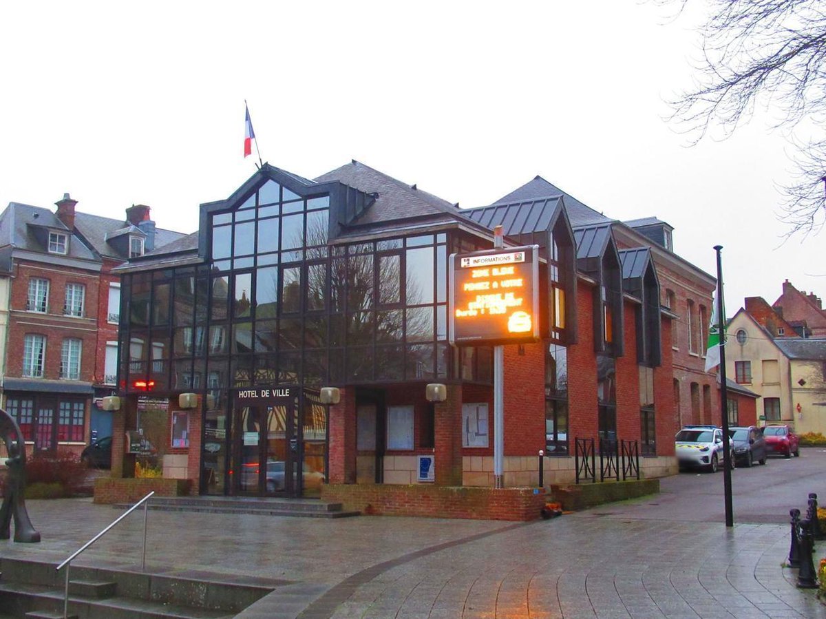 Saint-Saëns : Mais qui en veut à l'équipe municipale ? dlvr.it/SJjlRD