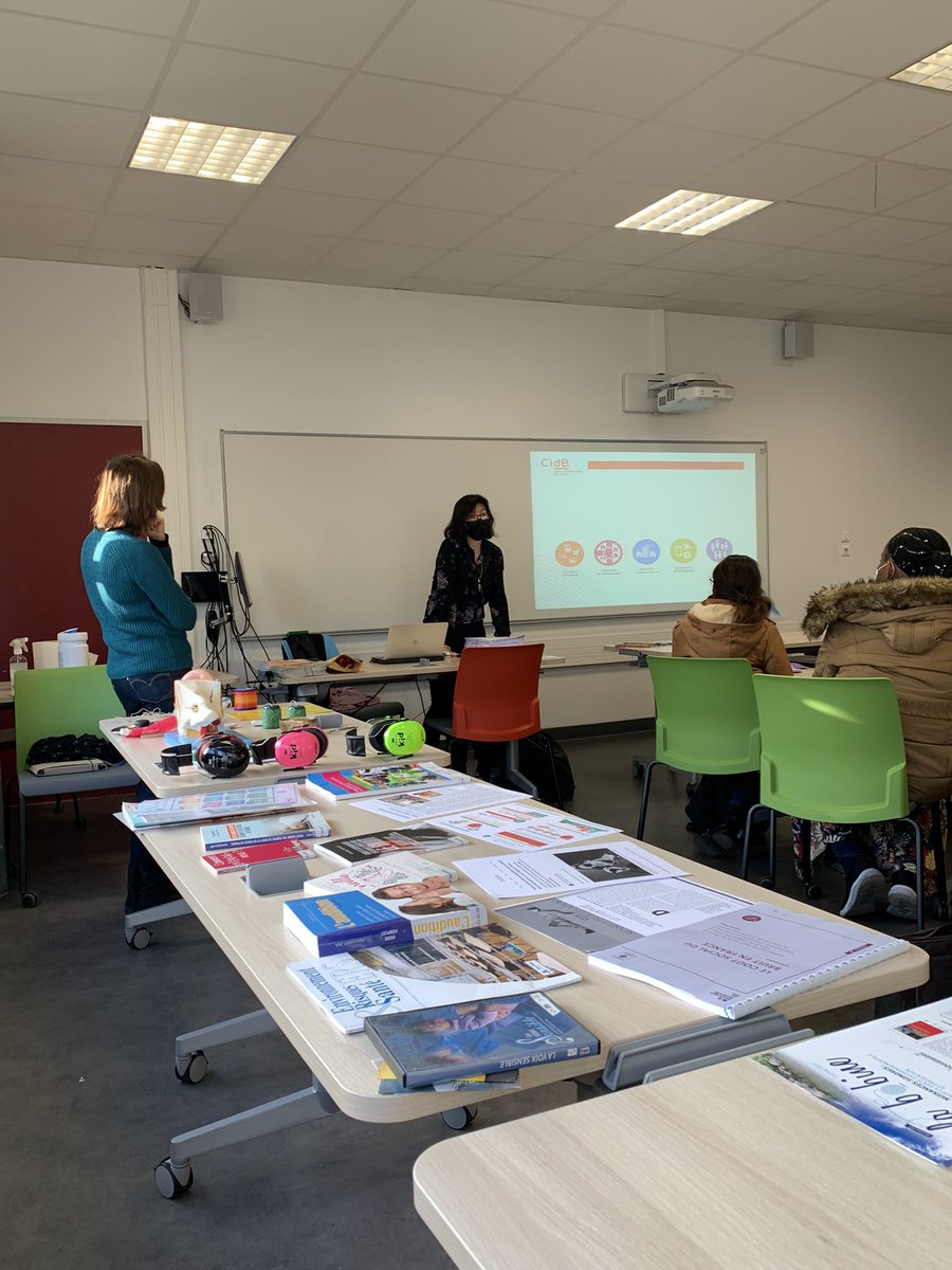 CRES_PACA's tweet photo. 🗓 👂Formation #Prévention des risques auditifs et extra auditifs chez lesjeunes des professeurs stagiaires   @InspeAixMrs avec  Valérie Rozec @BruitFr @GRAINEPACA @CRES_PACA exposition 📋 Des sons et des bruits https://t.co/cv29Kq47fp https://t.co/fjNUnr55xF
