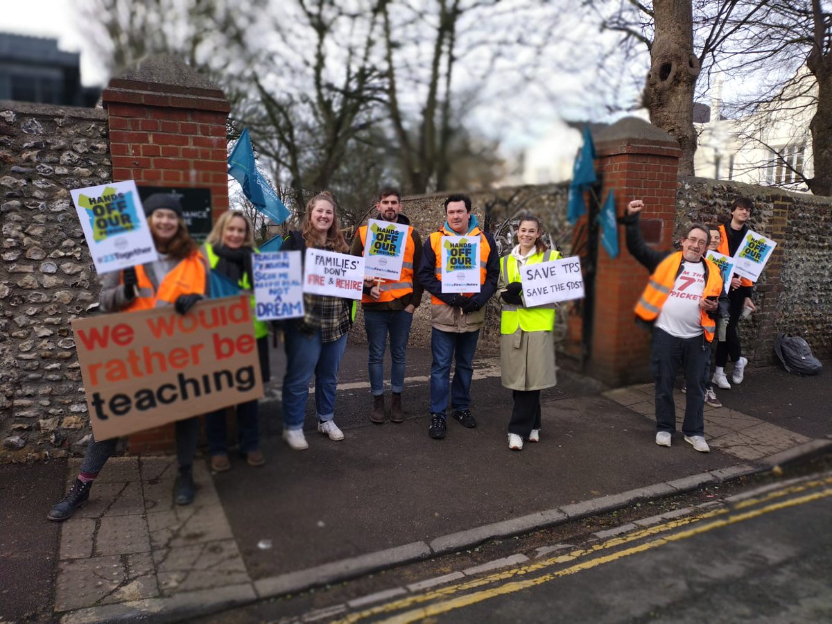 SouthEastNEU's tweet photo. #23Together #GDST @GDST #HandsOffOurTPS #StopFireRehire Teachers at Brighton Girls striking alongside 1600 others at GDST to defend their pension today https://t.co/0yXyKSeT1e