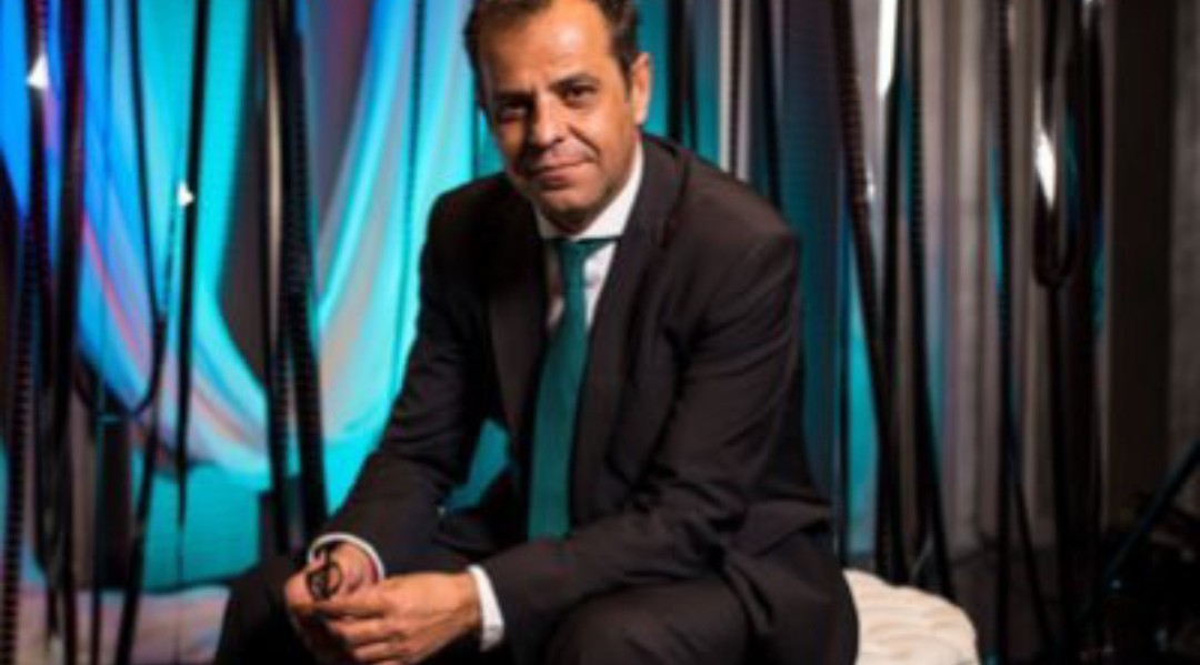 #OJO

El dtor gral d <a href="/canalsur/">CanalSur</a>, <a href="/Juandemellado/">Juande Mellado</a>, debe ser una gran persona, pero como gestor d una corporación q le viene grande, como mensajero político d su jefe <a href="/eliasbendodo/">Elías Bendodo</a>, y como comunicador (estos tuits cruzados con <a href="/ccoortva/">#OtraRTVAesPosible</a> son un ejemplo), es un inútil.
.