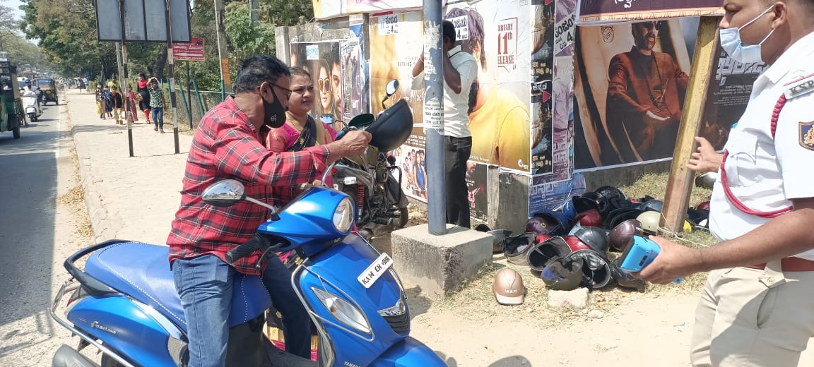 trafficpsmdy's tweet photo. ಇಂದು ಮಂಡ್ಯ ನಗರದ ನಂದಾ ವೃತ್ತ ಹಾಗೂ ಇತರೆ ಸ್ಥಳದಲ್ಲಿ "ಐಎಸ್ಐ ಮಾರ್ಕ್ ನ ಗುಣಮಟ್ಟದ ಸುರಕ್ಷಿತ ಹಾಗೂ ಧೀರ್ಘ ಬಾಳಿಕೆಯ ಹೆಲ್ಮೆಟ್ ಧರಿಸಿ" ಎಂಬ ವಿಚಾರದೊಂದಿಗೆ ಅಭಿಯಾನ ಕೈಗೊಂಡು ಸಾರ್ವಜನಿಕರಿಗೆ ಜಾಗೃತಿ ಮೂಡಿಸಲಾಯಿತು....!!
@MandyaPolice 
@Addlsp_Mandya 
@DspMandya 
@MandyaTownCpi https://t.co/e1OStbzqvg